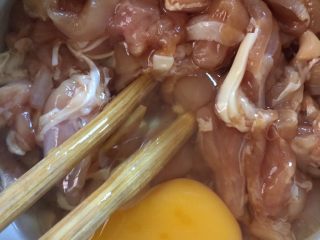 8、香菇滑鸡粥,再打入一个鸡蛋搅拌均匀