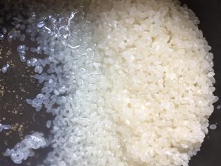 11、香菇滑鸡粥,大米淘干净