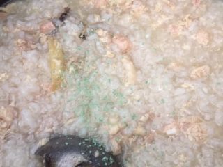 15、香菇滑鸡粥,煮好后，断电十分钟那样，就开锅放入鸡精和香油调味即可