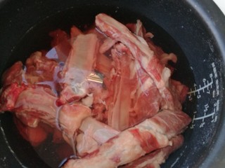 2、手把羊肉，新手也会做,羊排洗净加水煮