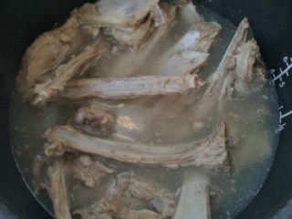 3、手把羊肉，新手也会做,撇去浮沫