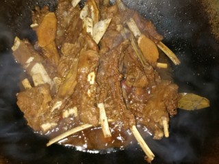 8、手把羊肉，新手也会做,倒锅里收汁