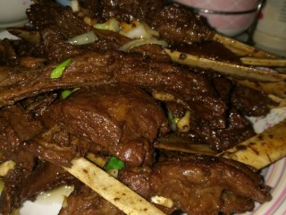 9、手把羊肉，新手也会做,放香葱蒜装盘