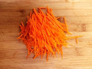 3、时蔬鹌鹑蛋早餐饼,胡萝卜切成细丝