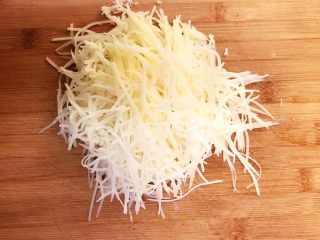 4、时蔬鹌鹑蛋早餐饼,土豆切成细丝