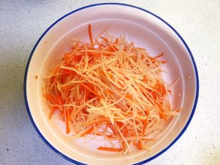 7、时蔬鹌鹑蛋早餐饼,调匀后腌制5分钟