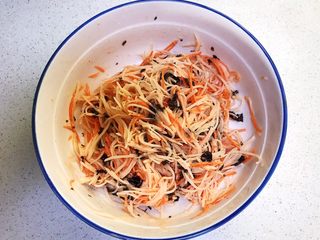 10、时蔬鹌鹑蛋早餐饼,调匀