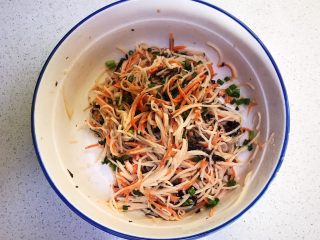 12、时蔬鹌鹑蛋早餐饼,调匀