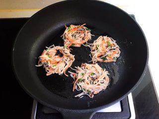 14、时蔬鹌鹑蛋早餐饼,油温5分热的时候加入蔬菜丝,做成一个圆形的小窝窝