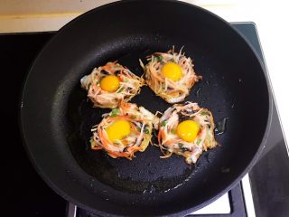 16、时蔬鹌鹑蛋早餐饼,煎至蔬菜丝底部定型后打入鹌鹑蛋