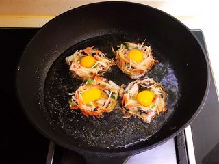 18、时蔬鹌鹑蛋早餐饼,水量盖住锅底即可