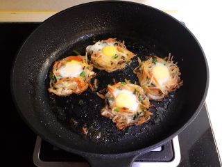 20、时蔬鹌鹑蛋早餐饼,烧制汤汁全部收干即可