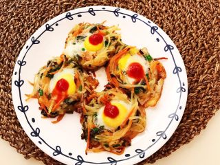 22、时蔬鹌鹑蛋早餐饼,在鹌鹑蛋上滴上少许番茄酱就可以吃了