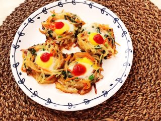 23、时蔬鹌鹑蛋早餐饼,时蔬鹌鹑蛋早餐饼色彩缤纷,营养丰富~