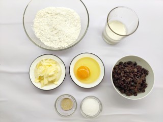 1、香甜可口的紫米华夫饼,所有材料称好备用。