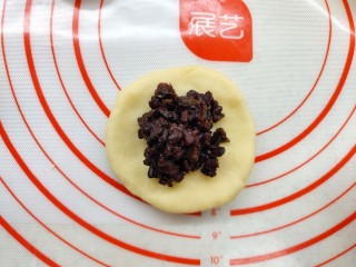 5、香甜可口的紫米华夫饼,用手压平，包上紫米馅。