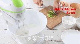 1、无添加｜菠菜蜂蜜蒸糕,将菠菜叶切碎，使用厨房纸巾吸干水份。