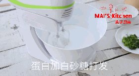 2、无添加｜菠菜蜂蜜蒸糕,将蛋白倒入调理盆内用电动打蛋器，加入白砂糖打发成硬性发泡，打发的蛋白提起打蛋头有尖尖的小尖，使用刮刀舀起反过来不会掉下，筛入低筋面粉和泡打粉