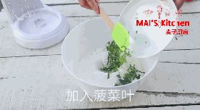 3、无添加｜菠菜蜂蜜蒸糕,接着加入菠菜叶和蜂蜜，使用翻拌的手法，翻拌均匀，即完成面糊。