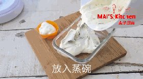 4、无添加｜菠菜蜂蜜蒸糕,将面糊倒入容器内，放于锅中，盖上锅盖蒸10分钟。