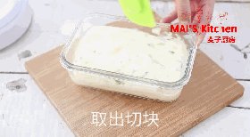 5、无添加｜菠菜蜂蜜蒸糕,用刮刀松动容器四周，倒扣容器取出蒸糕，降温后，切小块品尝。