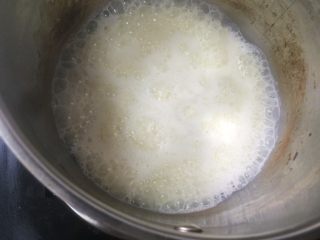 3、流心泡芙玛芬,锅内沸腾后离火