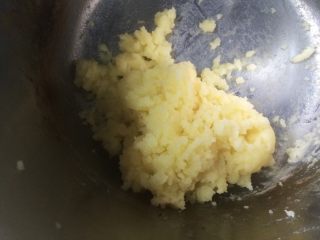 4、流心泡芙玛芬,倒入过筛好的低筋面粉，用打蛋器快速融合