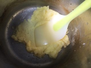 5、流心泡芙玛芬,再次开中火加热1分钟，用刮刀按压面糊，待材料在锅壁上形成面糊薄膜，关火