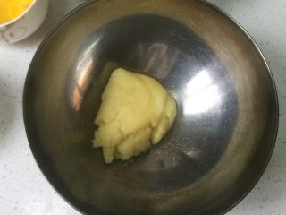6、流心泡芙玛芬,将面糊转移到另外一个盆中，防止直接在锅中加鸡蛋液，用原来的热锅，鸡蛋会立即变熟