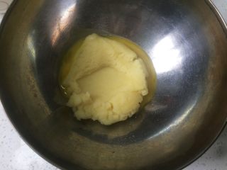 7、流心泡芙玛芬,加入少许材料b中的蛋液，约4分之一