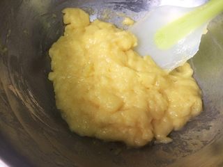 9、流心泡芙玛芬,面糊开始变厚重，剩余的蛋液不着急加入。
