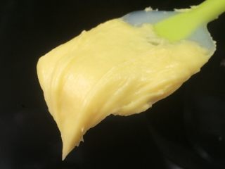 11、流心泡芙玛芬,刮刀刮出的面糊可以看到倒挂的三角。面糊千万不能太稀软。