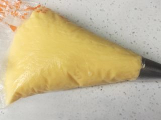 12、流心泡芙玛芬,装入裱花袋，裱花嘴为直径1cm的圆形，模具垫上纸托。