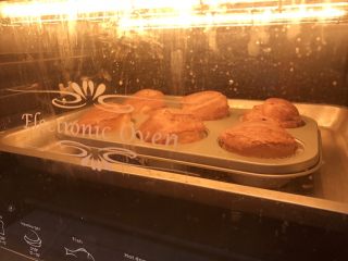 14、流心泡芙玛芬,放入烤箱中层烘烤，烤箱上下火预热230度，放入面糊后转200度烘烤20分钟，再转180度烘烤25-30分钟，最后转150度烘干5-10分钟，表面和裂口颜色一致表示基本熟透。