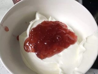 16、流心泡芙玛芬,拌入草莓果酱