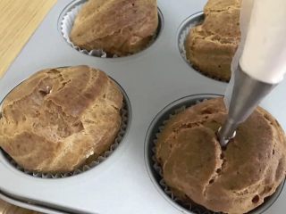 17、流心泡芙玛芬,用裱花袋将奶油从泡芙上口挤入到泡芙中，此处用的是专门填泡芙内陷的裱花嘴。