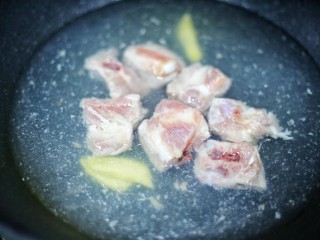 6、胡萝卜玉米排骨汤 ～,加冷水煮至出现浮沫。