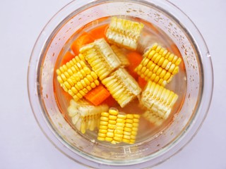 11、胡萝卜玉米排骨汤 ～,加入没过食材的水。