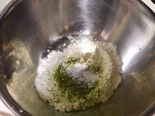 1、圣诞树松饼,准备低筋面粉、抹茶粉、泡打粉混匀