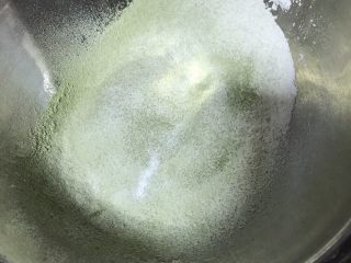 3、圣诞树松饼,过筛后的粉末很细腻，柔和，会很容易拌匀，不会去疙瘩。