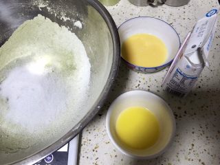 4、圣诞树松饼,过筛后加入细砂糖，准备黄油，蛋液和牛奶，黄油要提前融化，蛋液需打散。