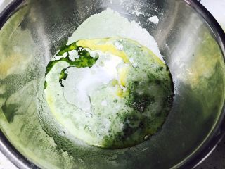 5、圣诞树松饼,把黄油，蛋液，牛奶加入搅拌均匀