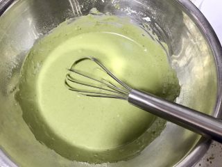 6、圣诞树松饼,要按Z字型那样搅拌均匀，不要过分搅拌面糊，看的没有明显粉状颗粒即可。然后用保鲜膜盖一夏，静置10分钟。面糊在静置的过程中会再变稠一点。未完全融合的面粉颗粒会逐渐吸水融合，黄油在静置的过程中温度降低，稍微凝固一些，从而使面糊变稠。