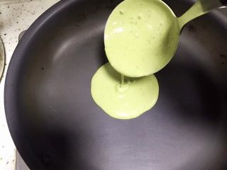 7、圣诞树松饼,一定要平底不粘锅，最小火加热，不能放油，舀一勺面糊放入锅中，面糊分量可随意放多小面糊，烙成大小不一的圆形。舀起面糊后，让面糊距离锅底10厘米处自由落下，如果不太圆，可以轻轻晃动锅，让面糊流动成圆形，面糊能顺畅滴落即可。每个松饼的面糊量尽量一次性舀到锅中，二次加面糊的话很容易留下痕迹哦。