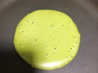 8、圣诞树松饼,表面有气泡冒出来时翻面。