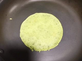 9、圣诞树松饼,翻面后面糊已经不粘糊，看到小许金黄色状态。翻面时机比较重要，抹茶松饼要比普通松饼翻面早一些。太早翻了面糊未凝固无法翻面，晚了背面已上色不够好看。