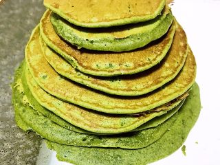 11、圣诞树松饼,最后洛好大小不一的松饼，由下到上按大小顺序摆放。放凉再裱花。