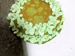 12、圣诞树松饼,奶油加入1-2克抹茶粉，糖粉，绿色色素打发，全程高速，看到奶油不流动状态即可，用裱花袋和五齿裱花嘴把淡奶油按照花瓣形状挤上去。然后再放下一张松饼上去