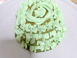 13、圣诞树松饼,在每层松饼上都抹上奶油，按照从下到上，从大到小的顺序把松饼一层奶油一层松饼这样挤好。