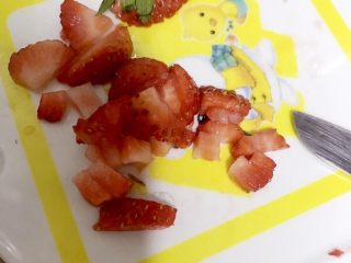 14、圣诞树松饼,草莓一颗切开一粒粒备用装饰